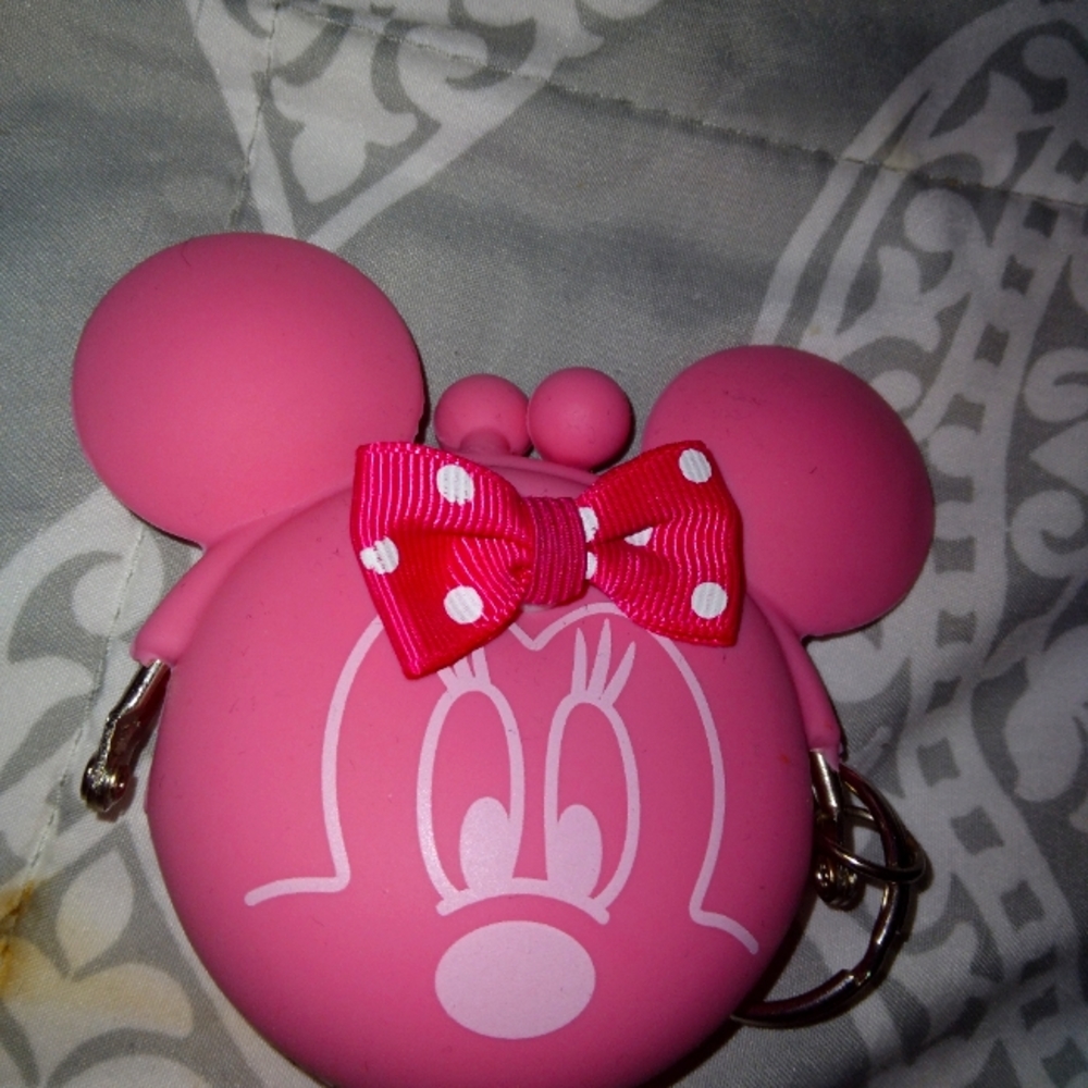NEW DISNEY RARE COIN POUCH KEYCHAIN